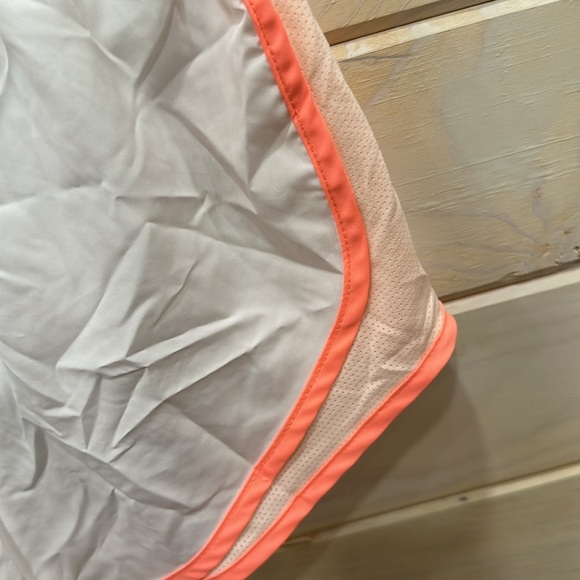 New Women’s Nike shorts size Small - Picture 3 of 4